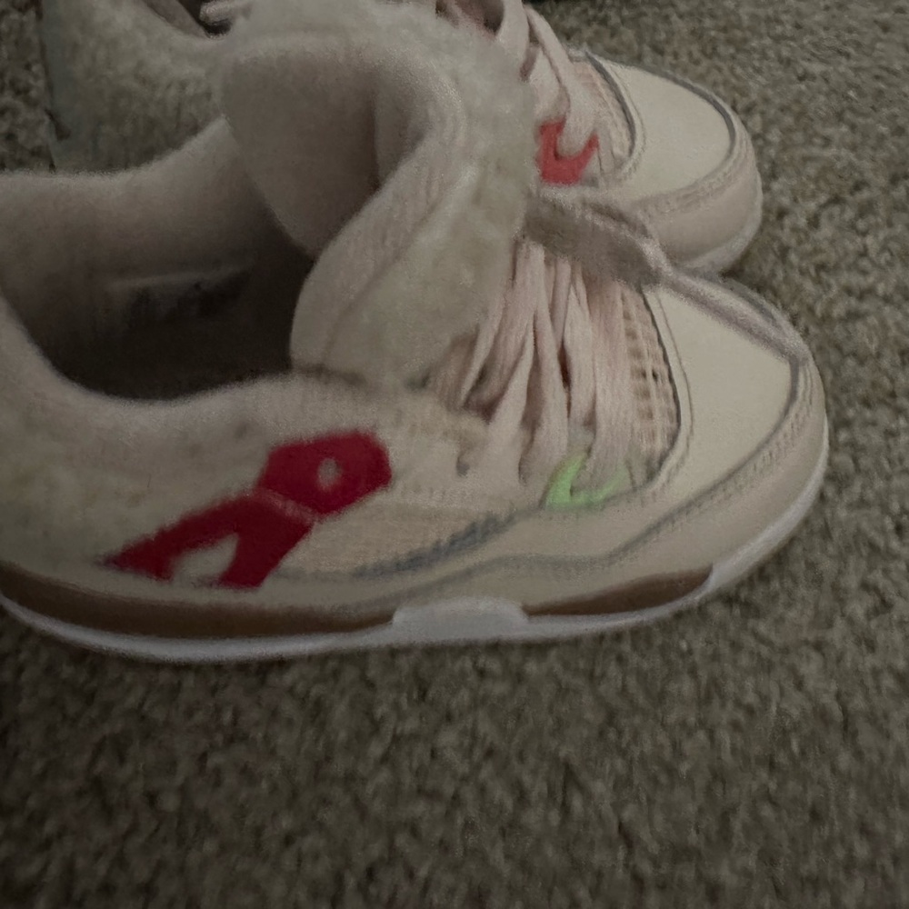Crème Jordan toddler shoe